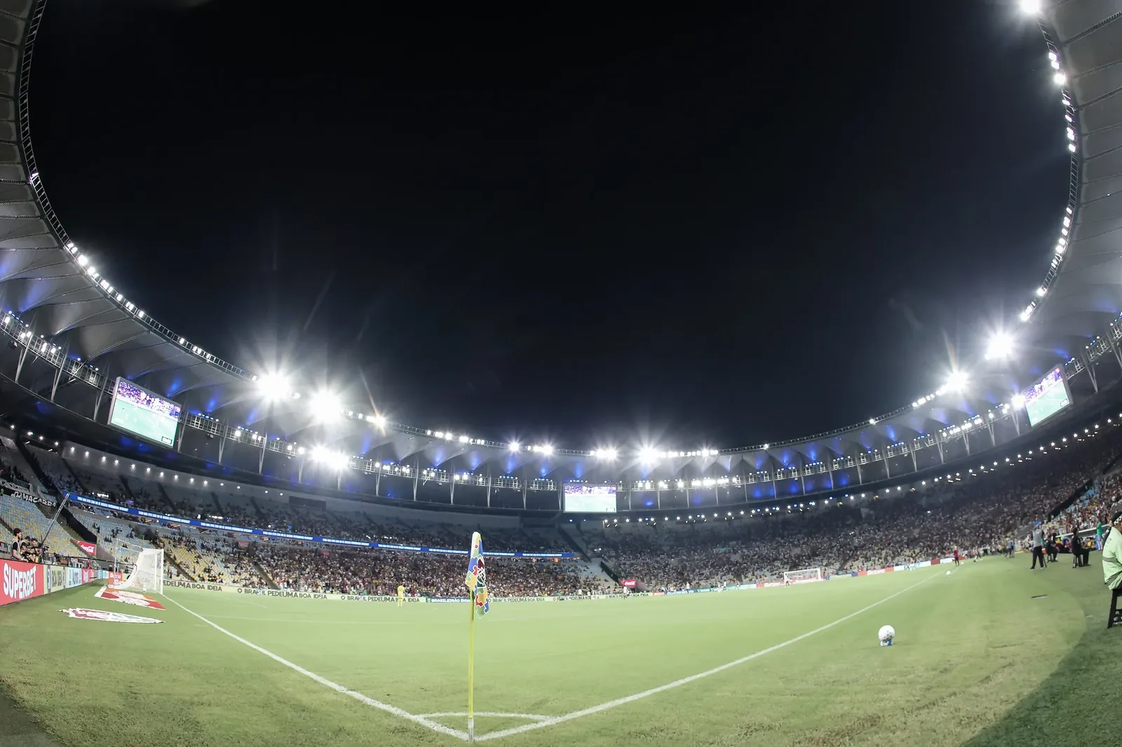 Maracanã instala fibras sintéticas para receber jogo da NFL