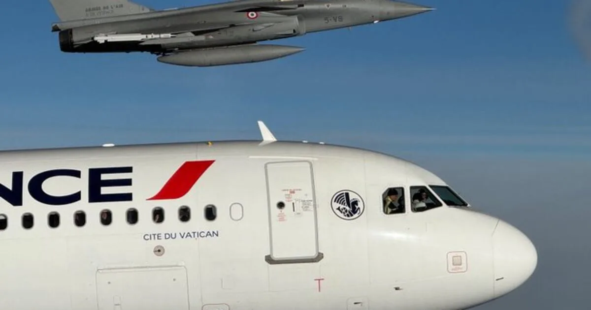 Rafale franceses escoltam avião que leva Papa Leão XIV a Metz