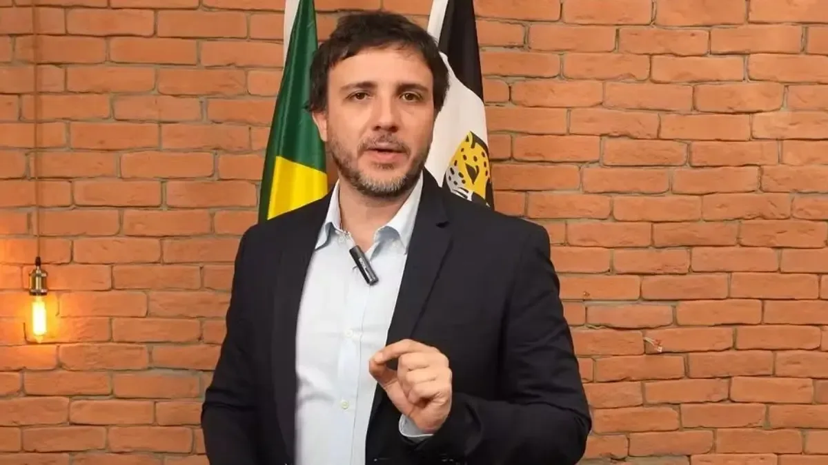 Renan Santos prepara protesto diante da Globo após ficar fora de debate