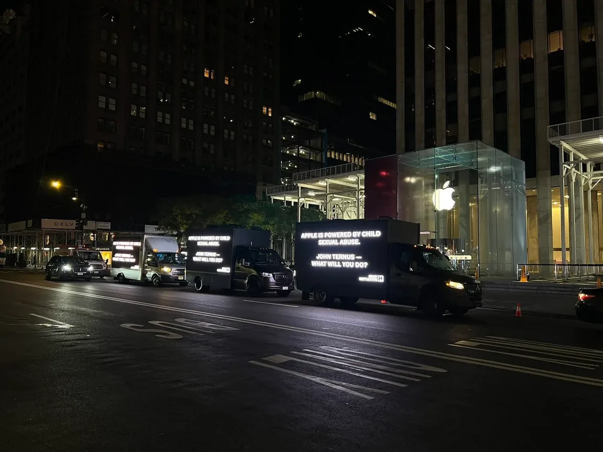 Greve reúne funcionários de lojas da Apple na Itália durante lançamento de iPhones