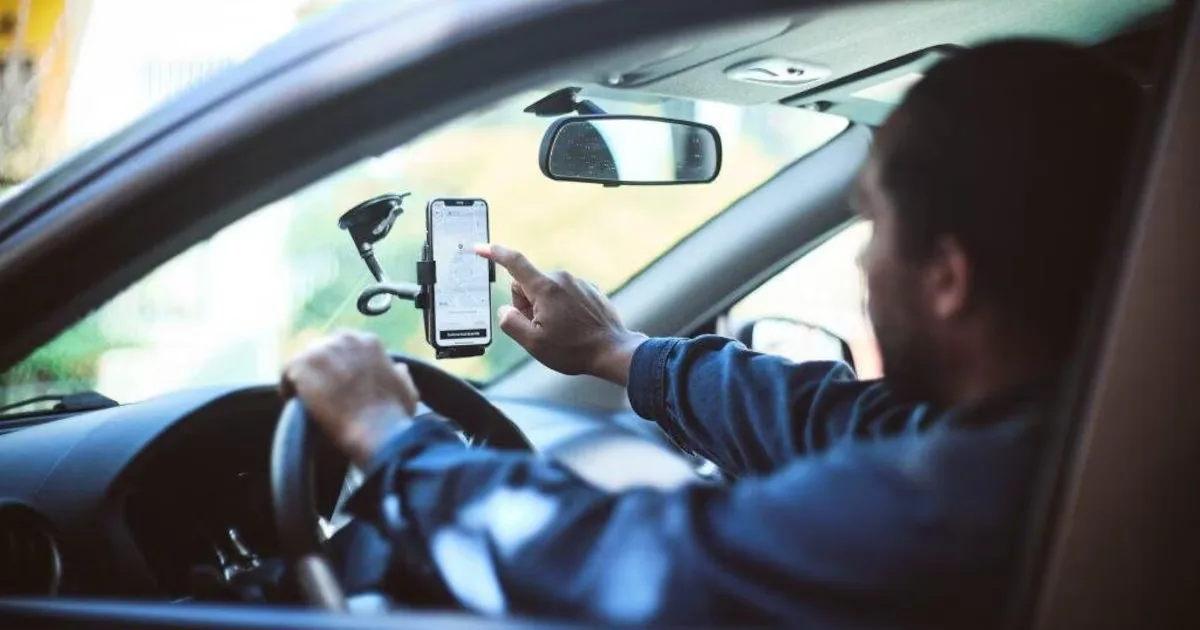 Motoristas por aplicativo trabalham mais horas por renda próxima à de outros condutores