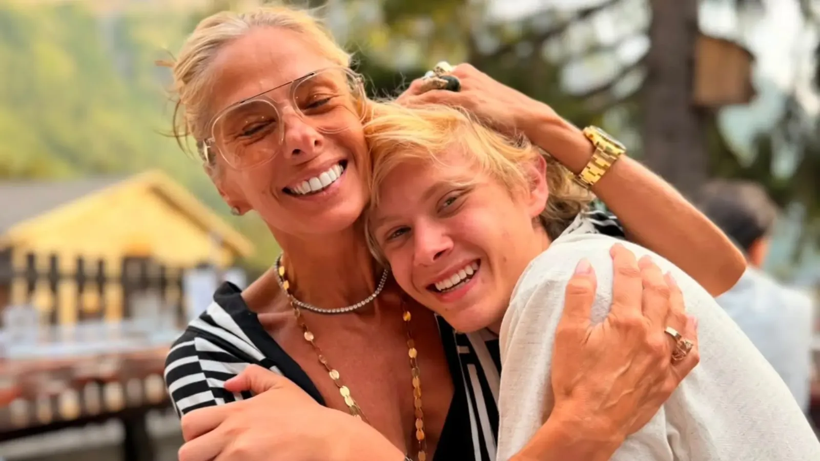 Adriane Galisteu recebe filho após mudança dele para internato na Suíça