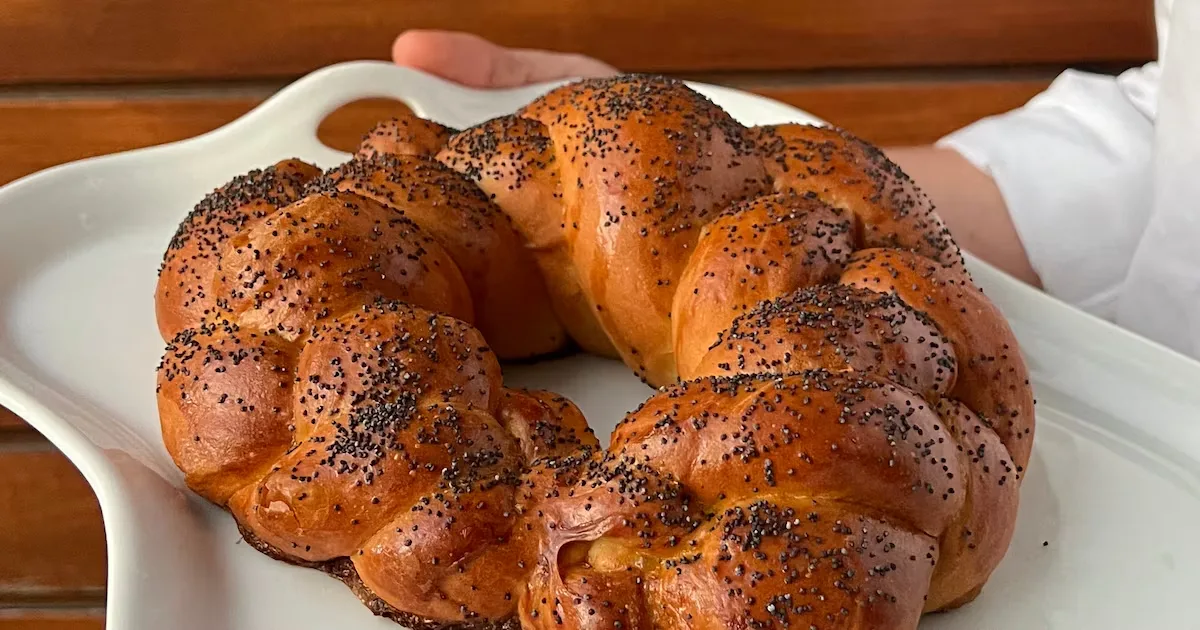 Da Torá às mesas festivas: como a challah mudou de formato no Rosh Hashaná