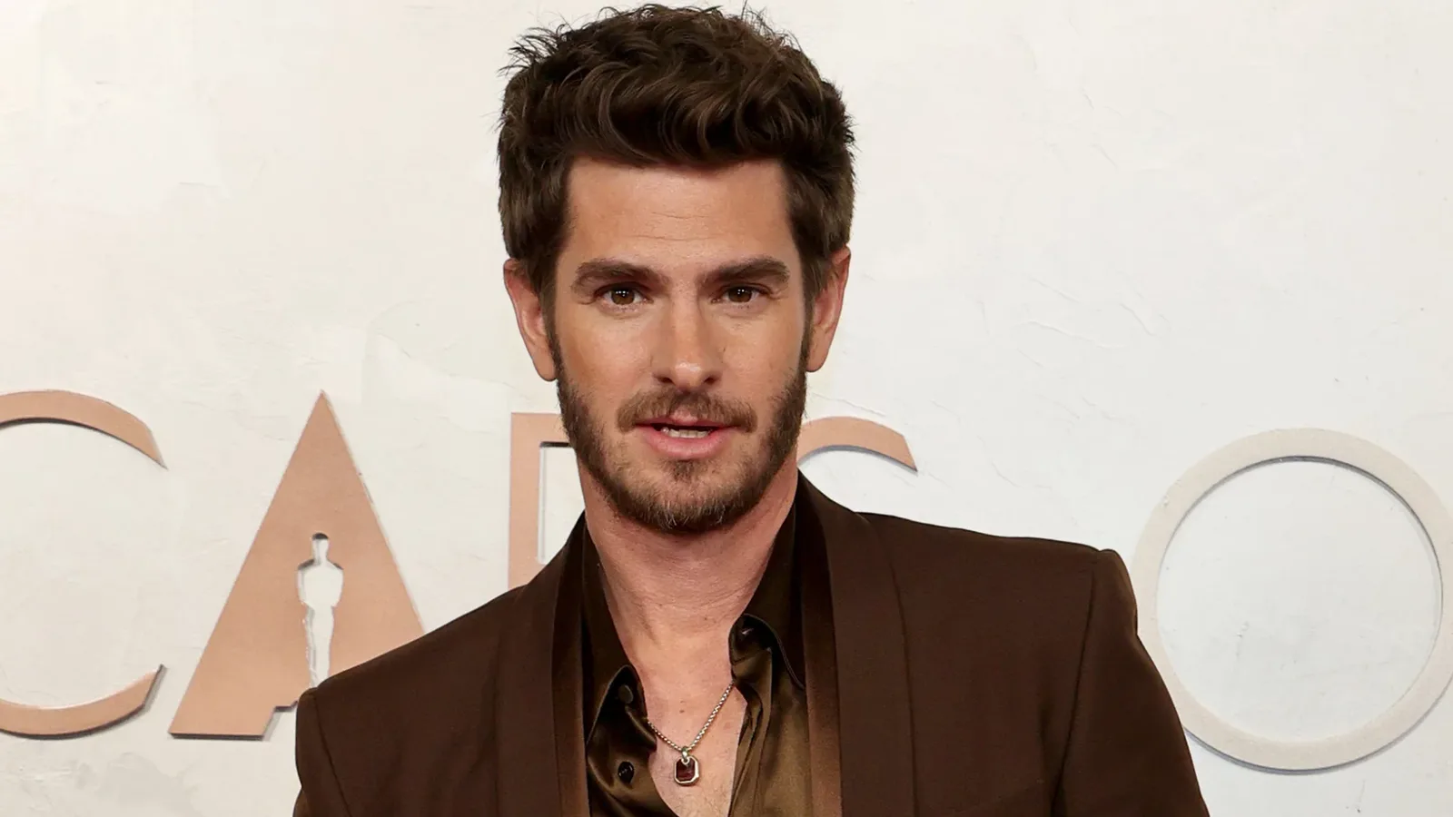 Andrew Garfield relembra nervosismo ao atuar com Robert Redford