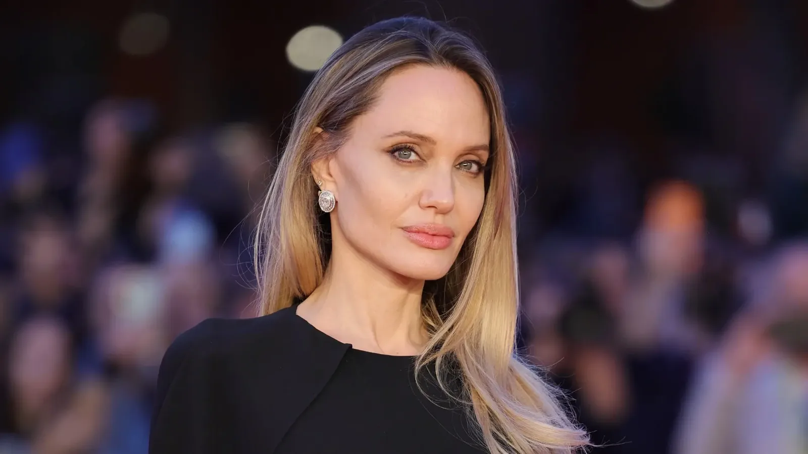 Angelina Jolie diz que filhos adultos apoiam sua vida sem base fixa