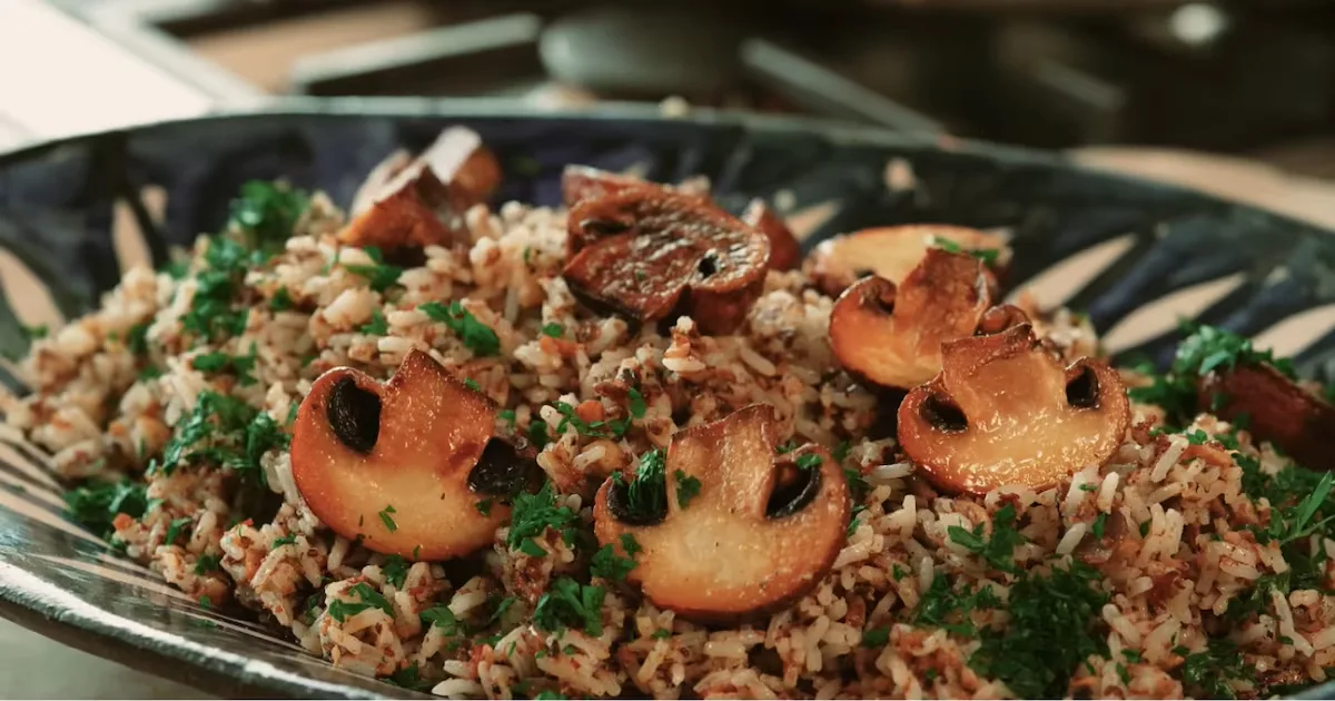Manteiga e salsinha finalizam arroz preparado com cogumelos