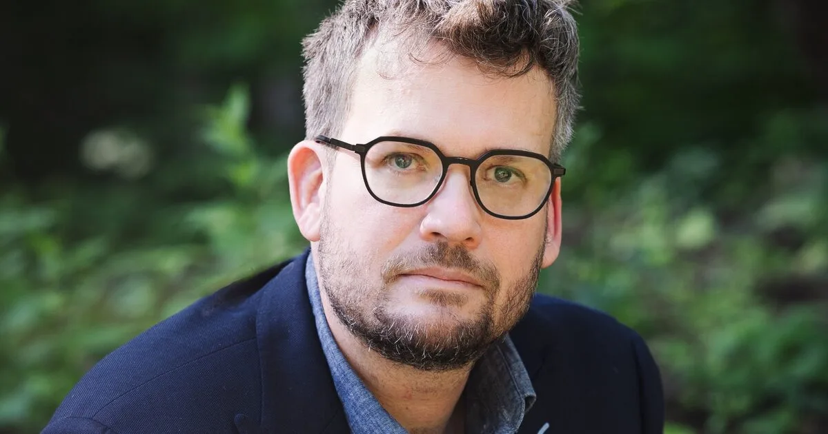 John Green retorna à ficção e aborda fama, trauma e exposição da vida privada