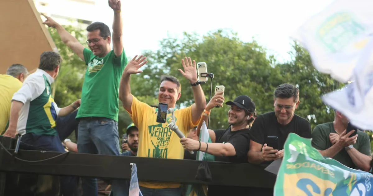 Flávio Bolsonaro confirma presença em debate e desafia Lula em Goiânia
