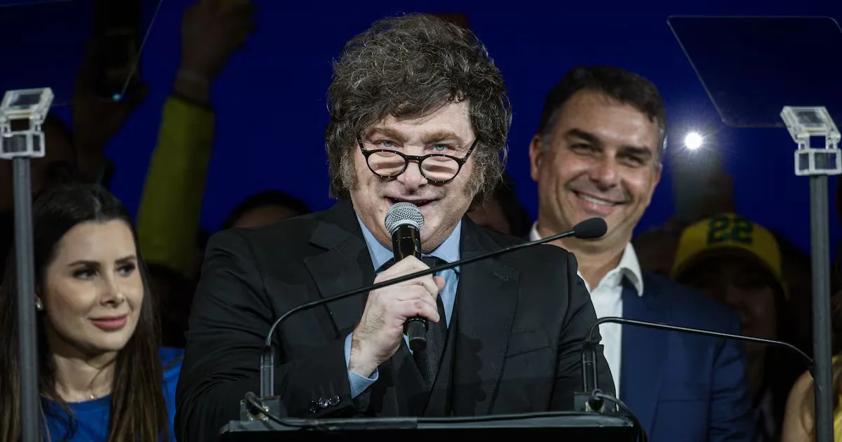 Milei amplia apoio a Flávio Bolsonaro no dia da votação brasileira