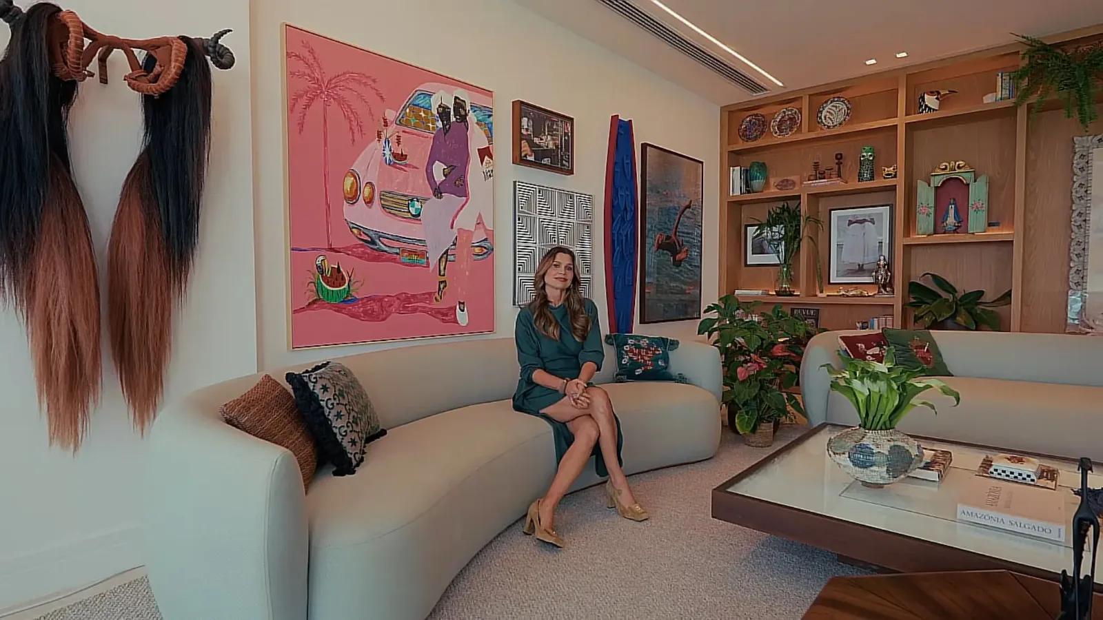 Flávia Alessandra mostra apartamento no Rio com peças de design brasileiro