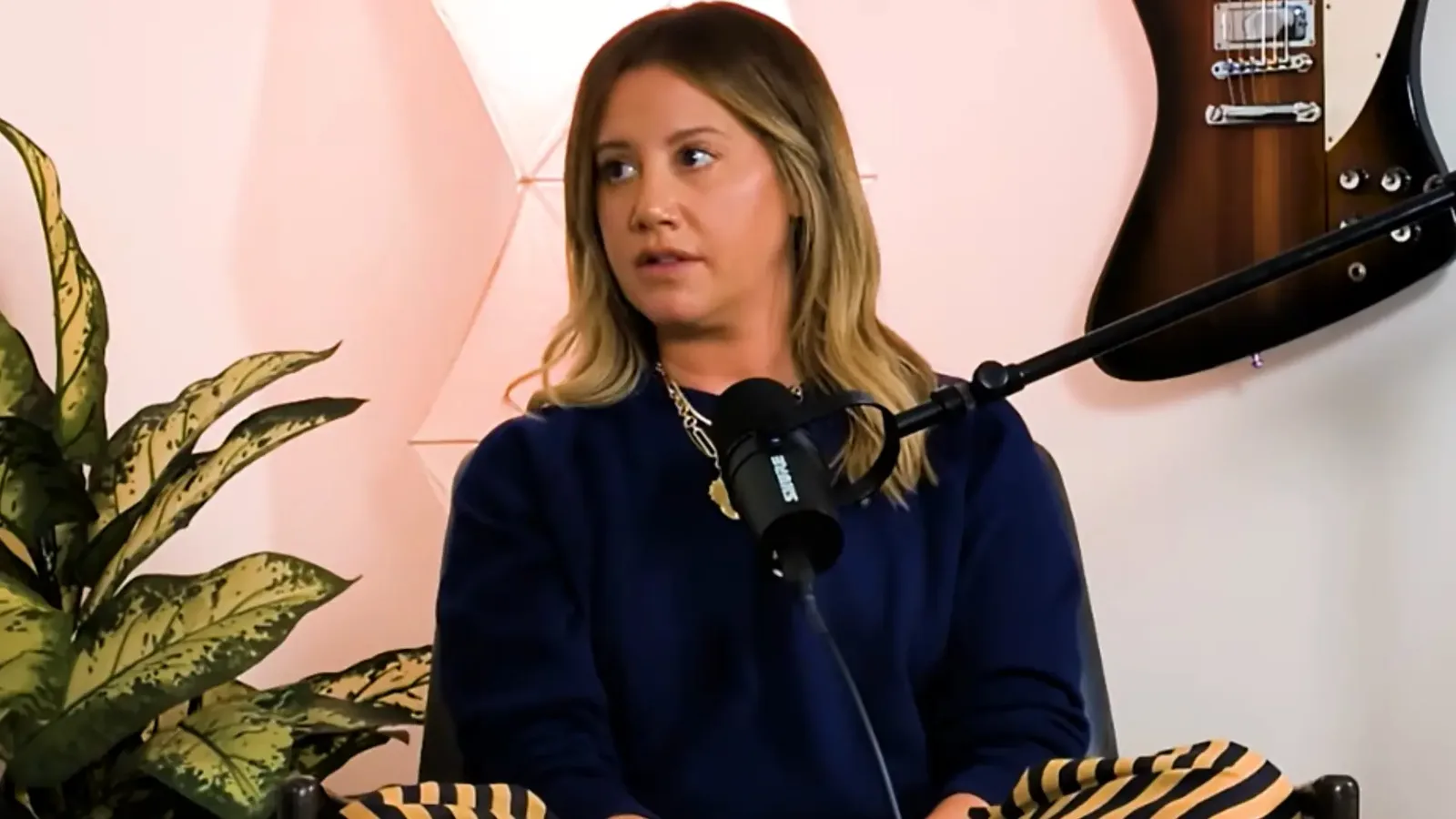 Ashley Tisdale relata depressão pós-parto e tentativas de se divorciar