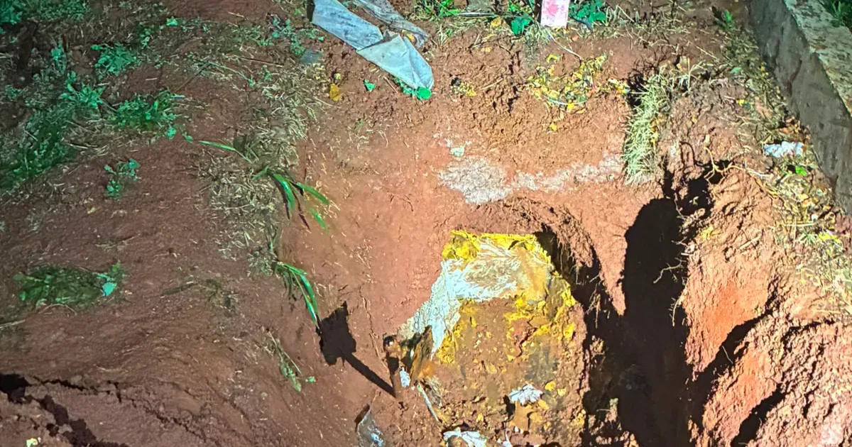 Ossada retirada de cemitério em Poá é levada para exame no IML