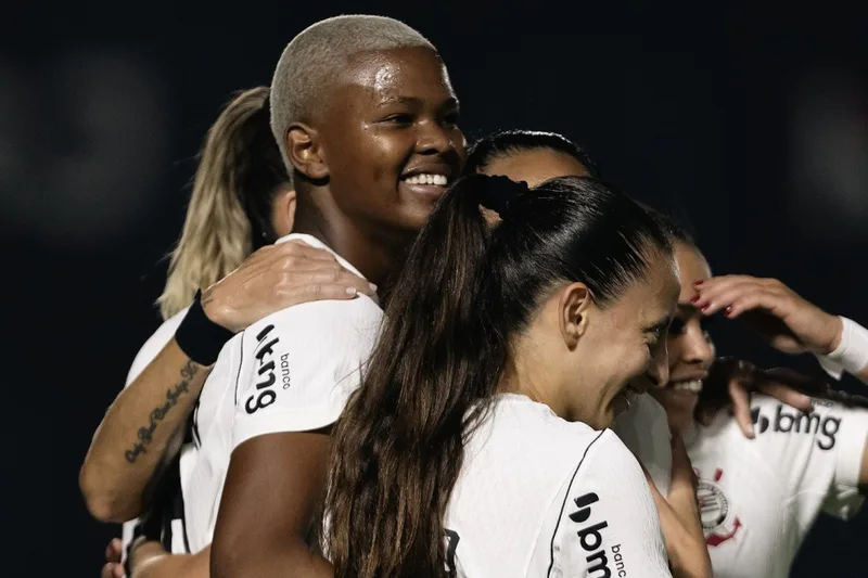 Corinthians paga atraso ao elenco feminino, mas mantém outras pendências