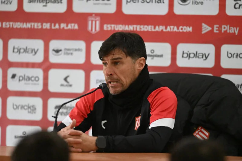 Estudiantes prepara resposta às bolas paradas e mira eficiência contra o Corinthians