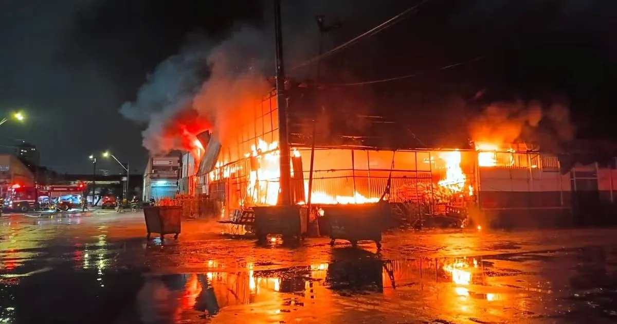 Incêndio interdita galpão da Ceagesp por risco de colapso da estrutura