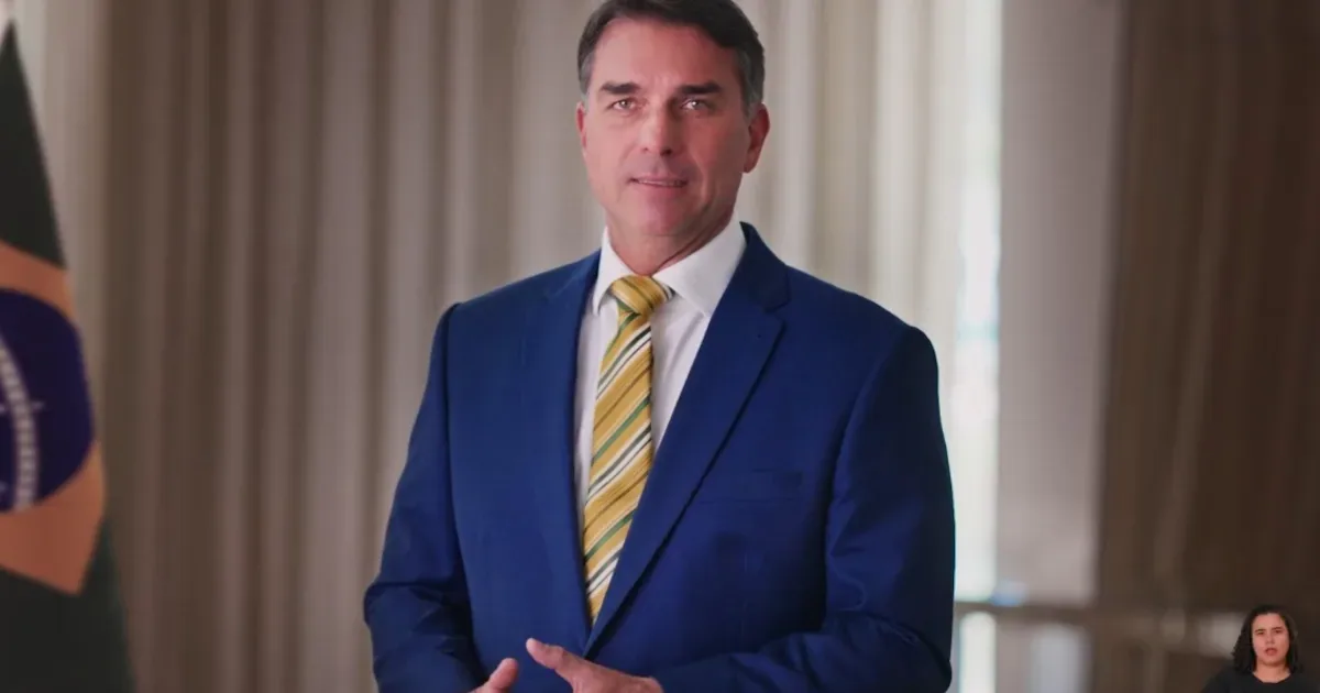 Flávio Bolsonaro promete não disputar reeleição e critica relação entre Lula e STF