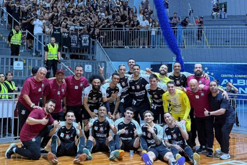 Corinthians vence o Pato e avança às quartas da LNF