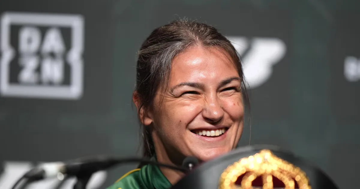Katie Taylor encerra carreira diante de 80 mil fãs em Dublin