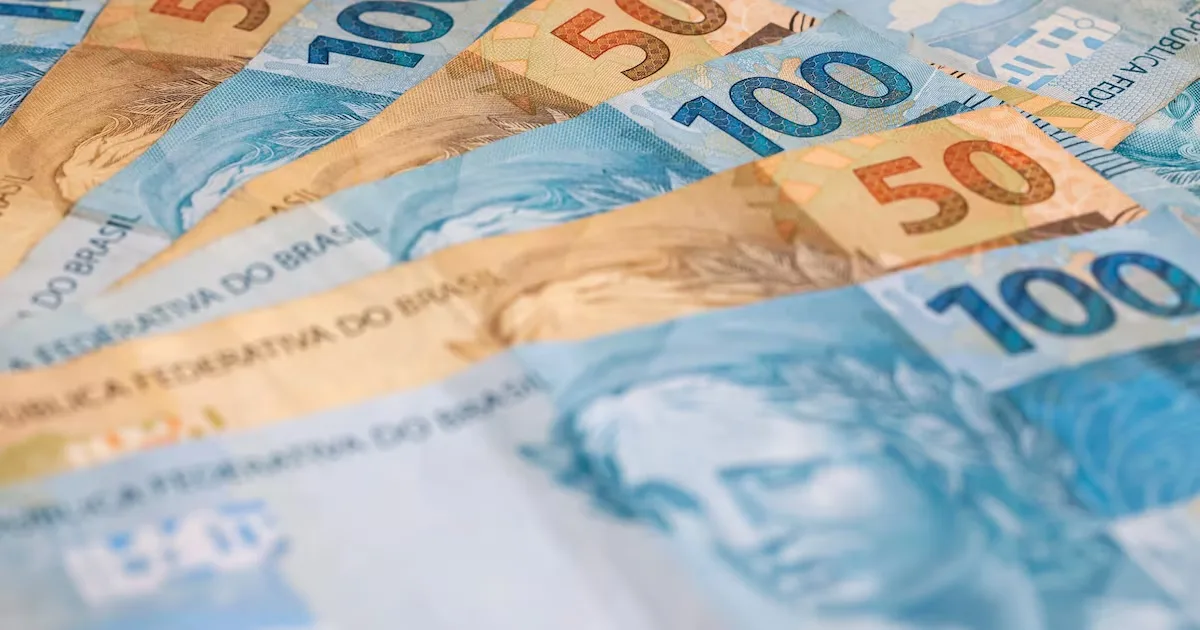 Crédito às famílias cresce mais que a renda e desafia ação do Banco Central