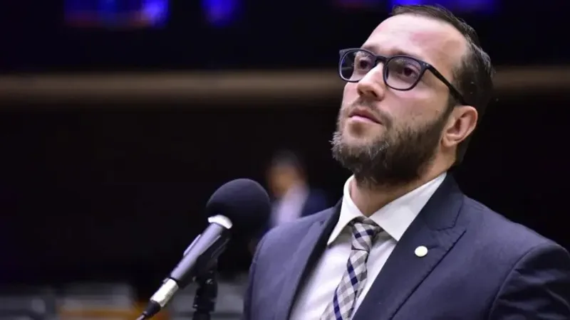 TSE manda Filipe Barros remover vídeo com ataques misóginos a Gleisi Hoffmann