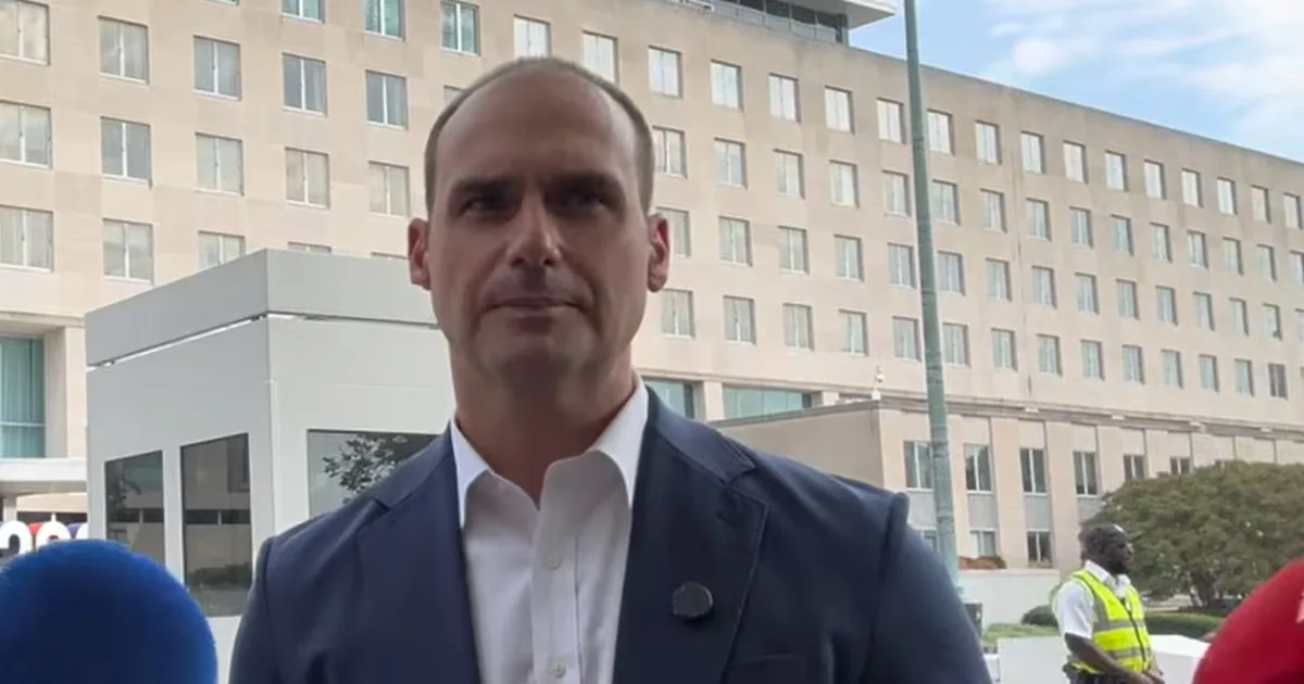 Eduardo Bolsonaro promete mudanças no Itamaraty se Flávio vencer eleição