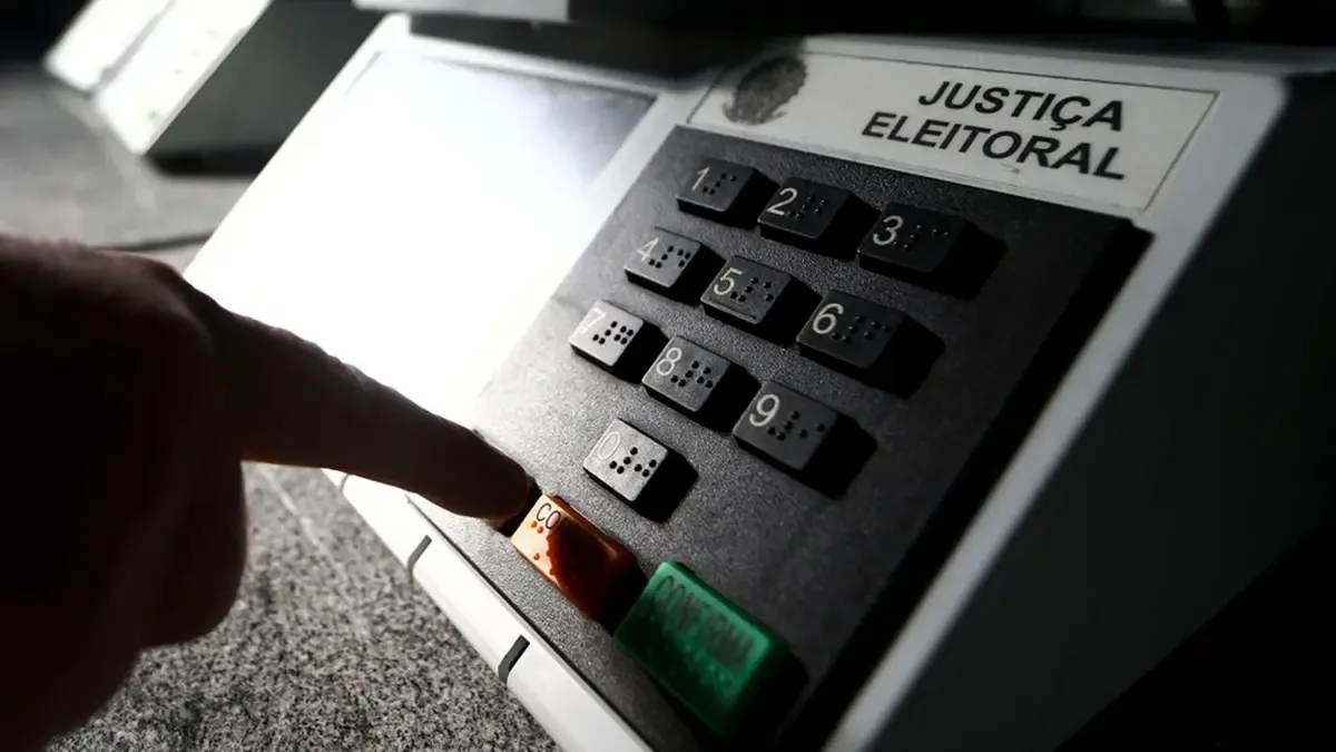TSE amplia restrição a acessórios conectados durante a votação de 2026