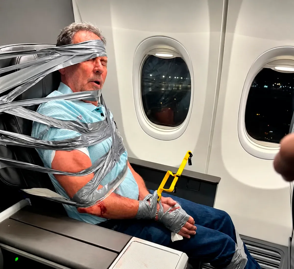 Voo da American Airlines muda de rota após passageiro atacar viajante