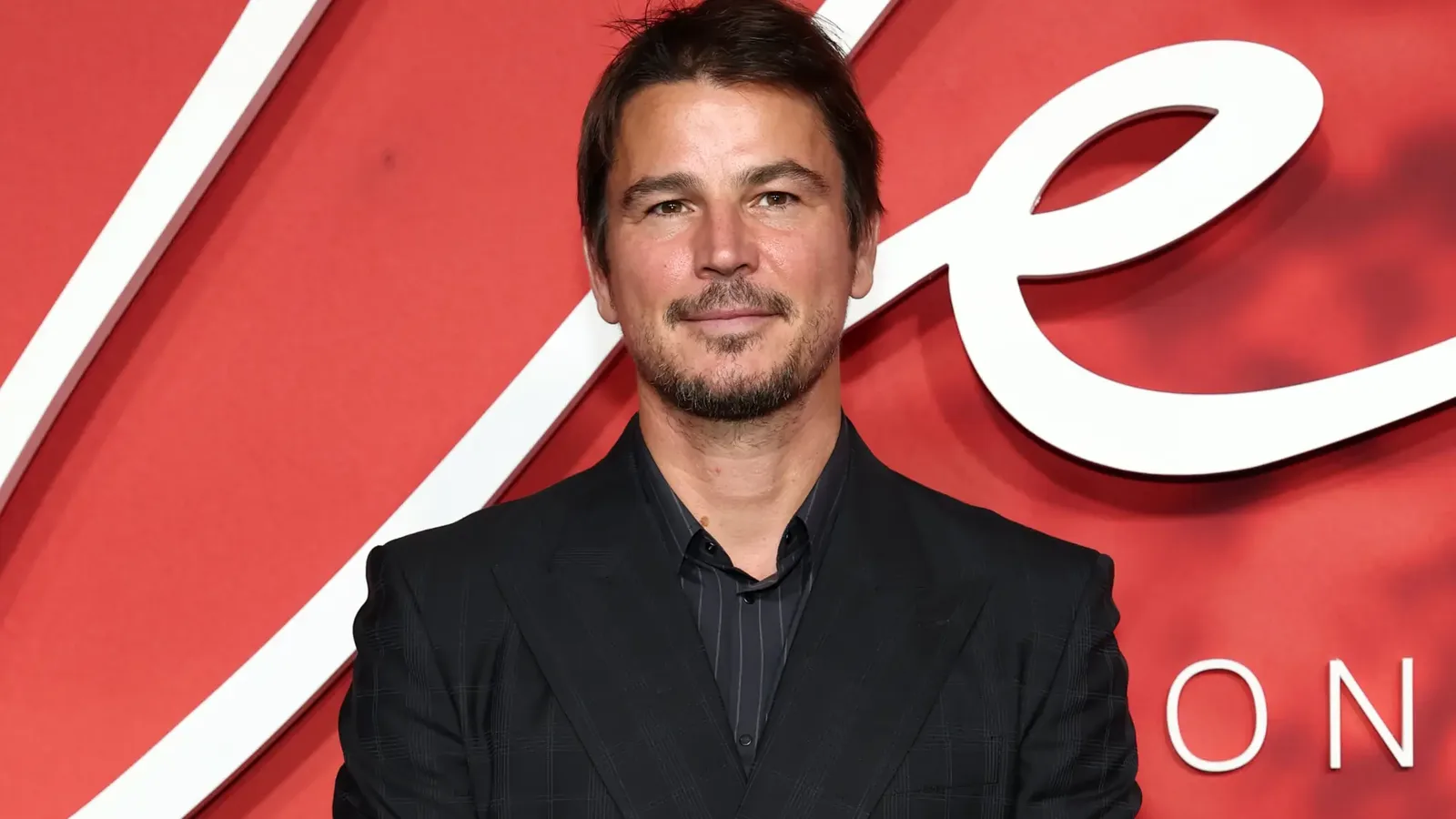 Josh Hartnett mantém filmes longe dos quatro filhos por escolha familiar