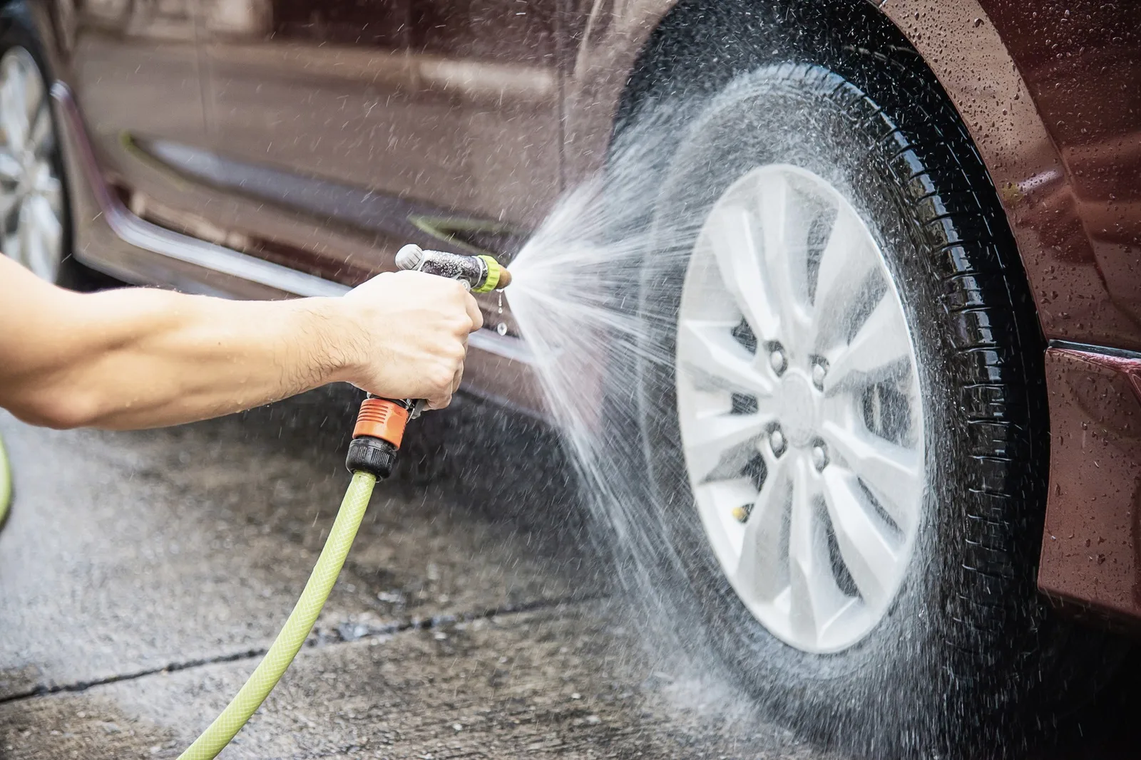 Quatro limpadores automotivos para remover fuligem e resíduos das rodas