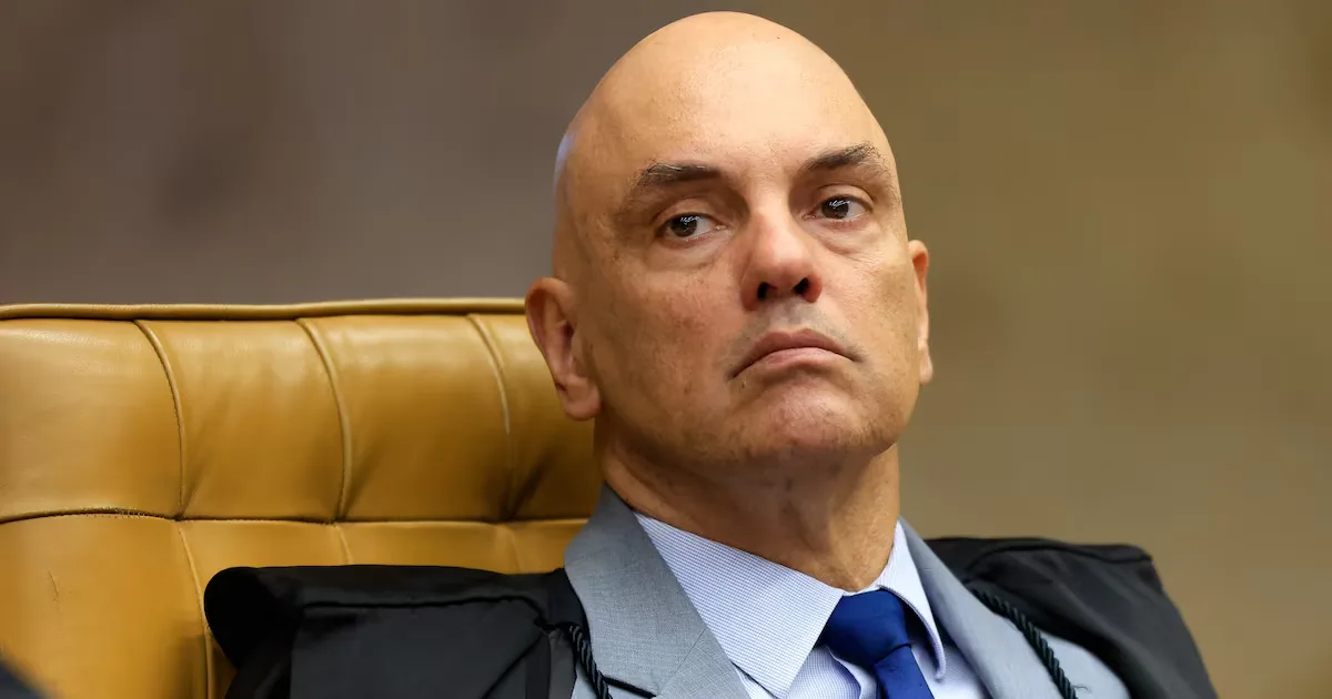 Críticas a Moraes dominam ato bolsonarista e fortalecem Flávio Bolsonaro