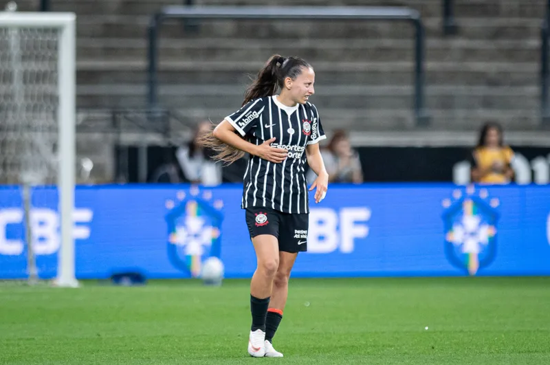 Belén Aquino destaca adaptação ao gramado e apoio da torcida do Corinthians
