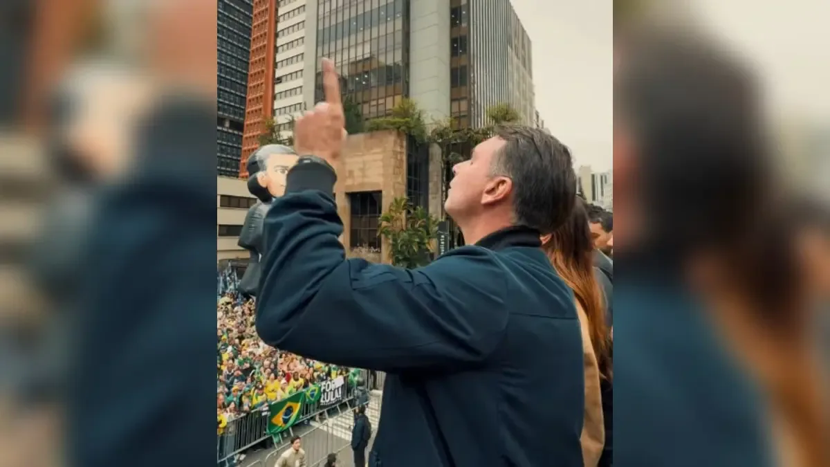 Ato na Paulista tem confronto antes de discursos de aliados de Flávio Bolsonaro