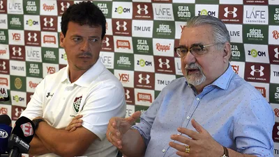Fernando Diniz homenageia Paulo Angioni durante velório em Laranjeiras