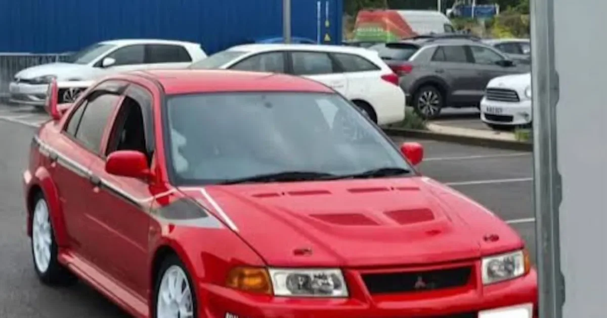 Gvardiol chega ao treino do Manchester City com Mitsubishi Lancer Evolution VI