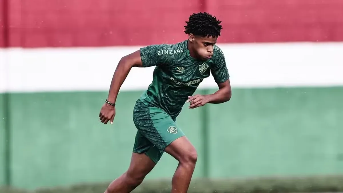 Matheus Reis ainda não tem prazo para voltar aos jogos pelo Fluminense