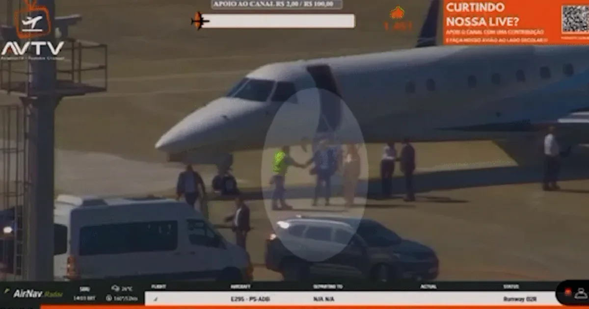 Imagens registram Moraes desembarcando de jatinho ligado a Vorcaro