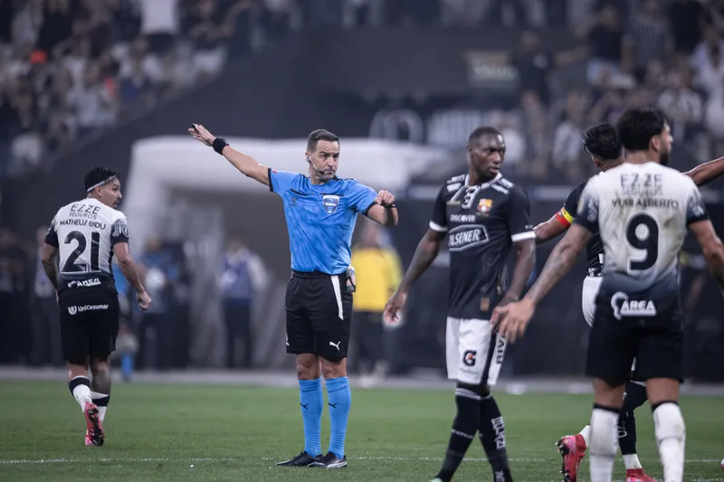 Esteban Ostojich apita duelo do Corinthians contra o Estudiantes na Libertadores