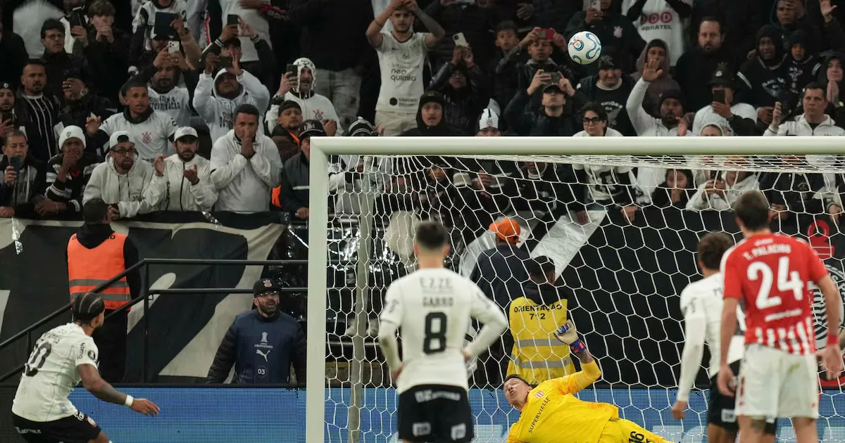 Memphis Depay se desculpa após pênalti que eliminou o Corinthians