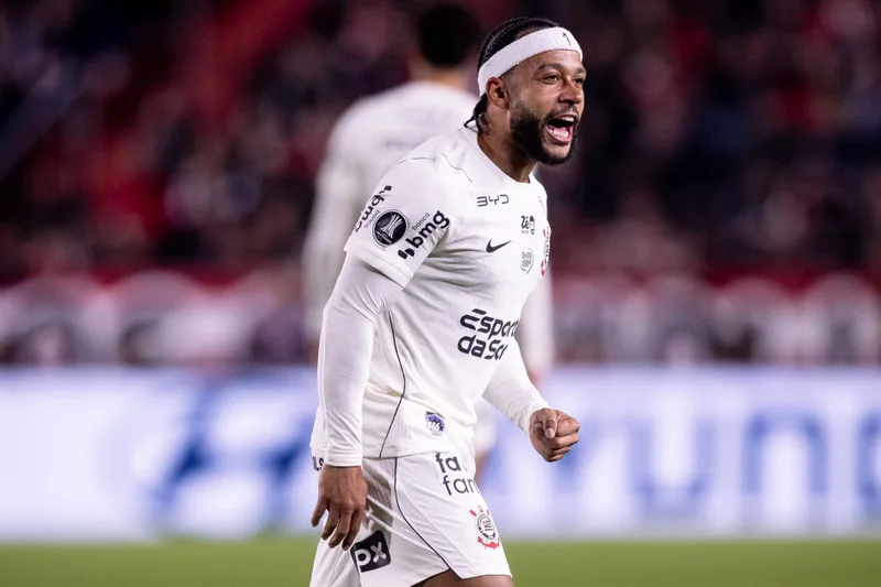 Estudiantes solicita à Conmebol punição para Memphis Depay após gesto em jogo