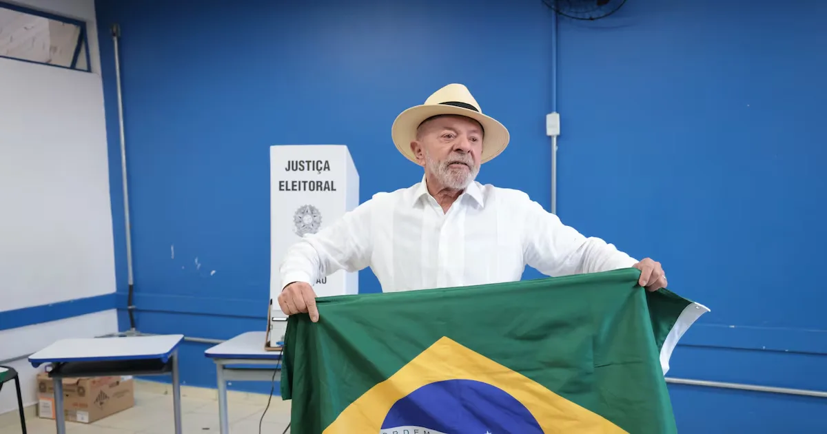 Lula supera Flávio Bolsonaro na seção eleitoral do senador