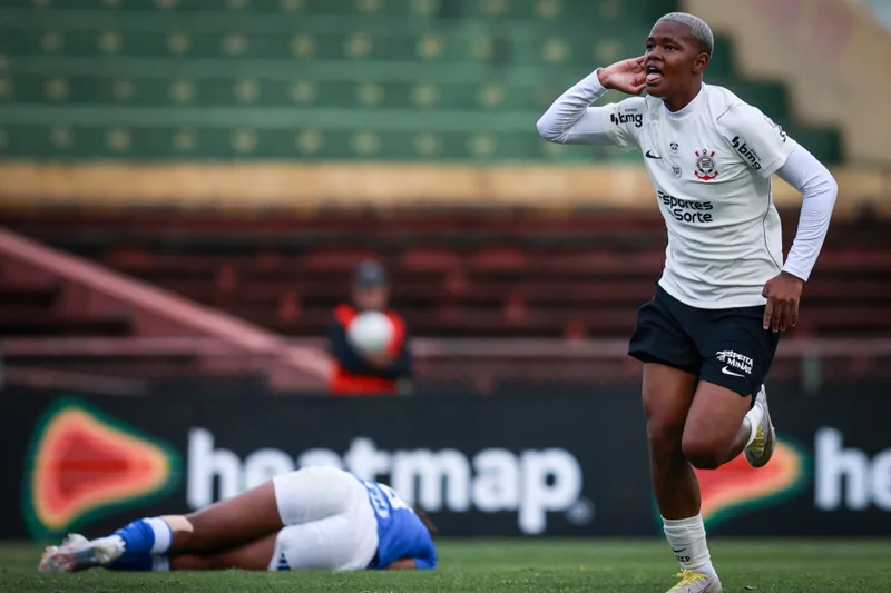 Jhonson chega a dez gols e entra na disputa pela artilharia do Corinthians