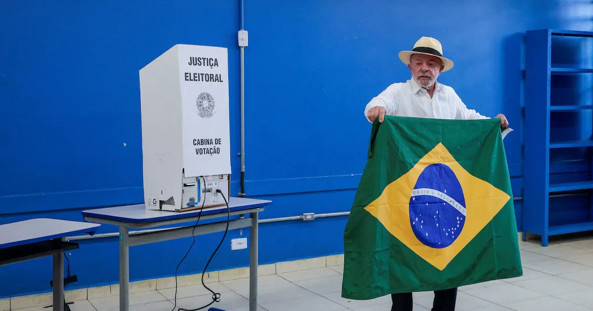 Lula vota em escola de São Bernardo do Campo e diz confiar na vitória