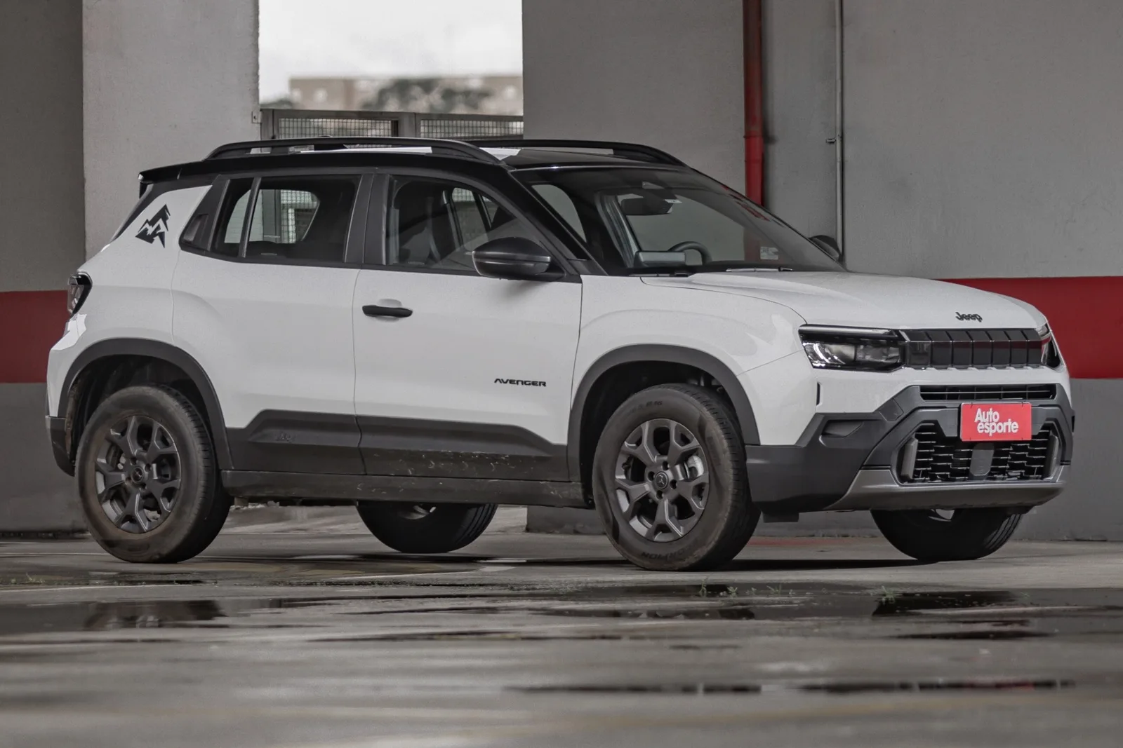 Jeep Avenger Altitude combina bom desempenho urbano com cortes no banco traseiro