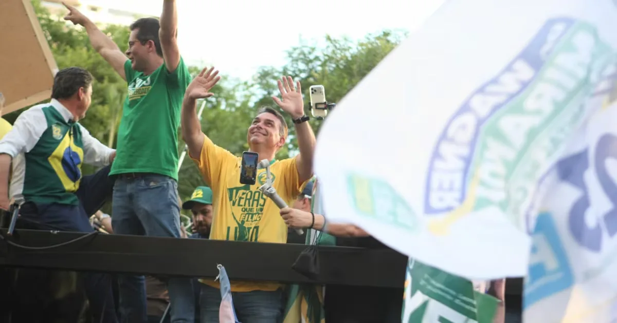 Flávio Bolsonaro acusa PT de espalhar fake news com apoio dentro da CNBB
