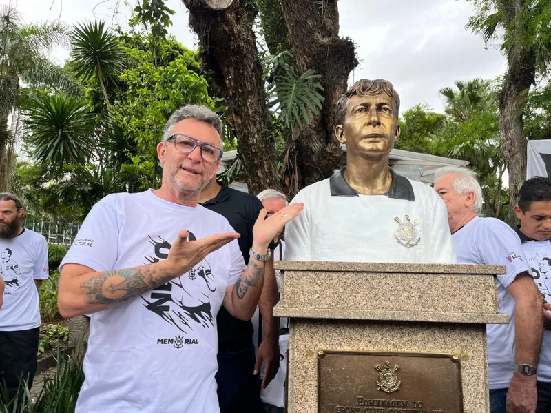 Abaixo-assinados questionam homenagem a Neto no Corinthians