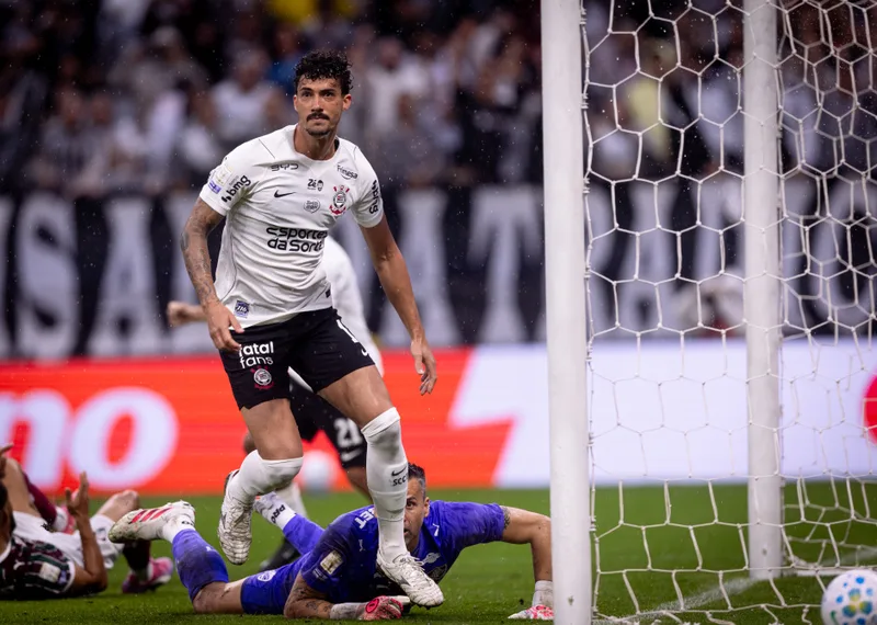 Gustavo Henrique chega a dez participações em gols na temporada pelo Corinthians