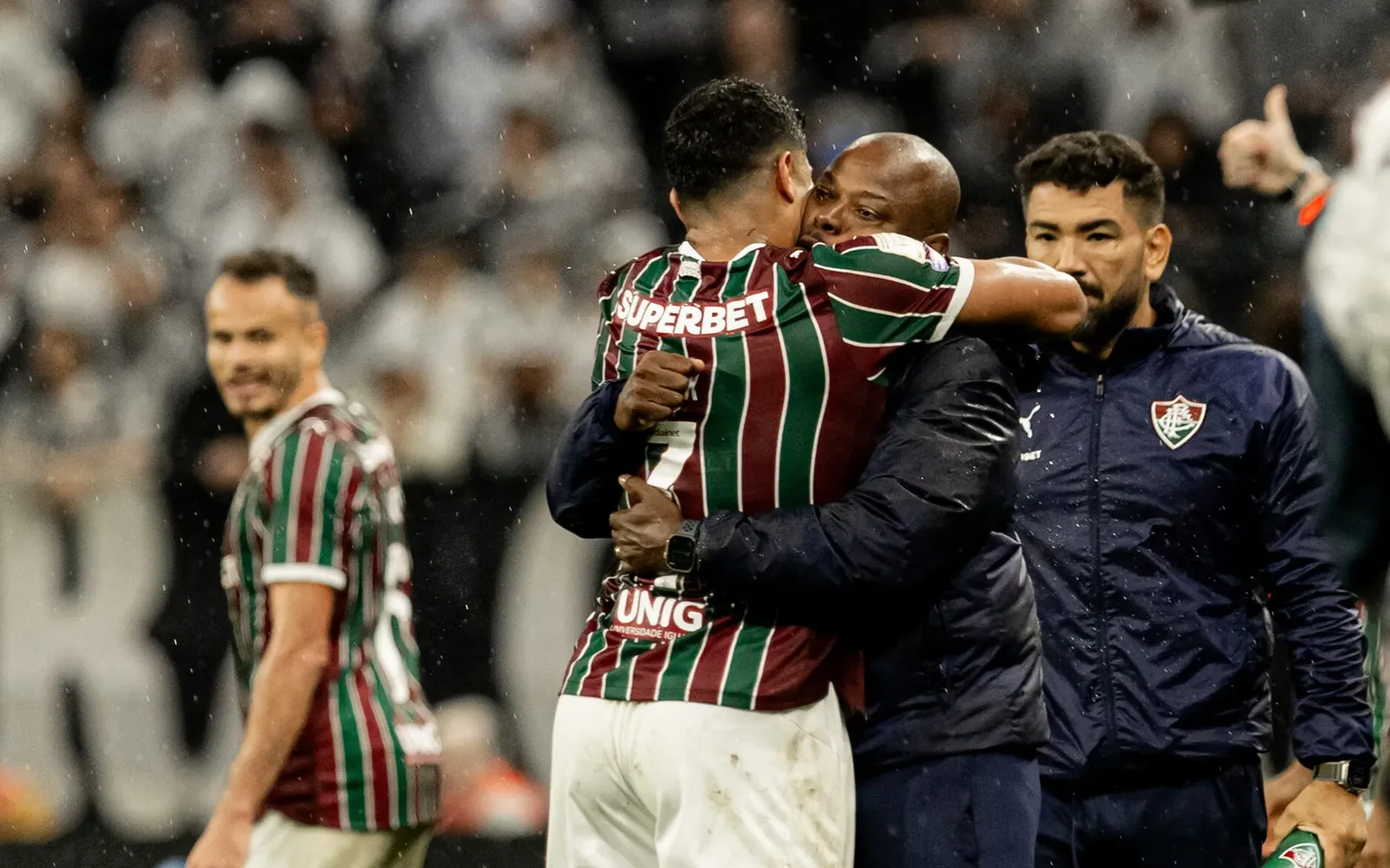 Hulk marca duas vezes, e Fluminense vence Corinthians fora de casa