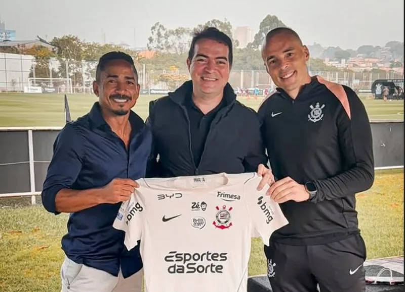 Jorge Henrique retorna ao CT Joaquim Grava e reencontra profissionais do Corinthians