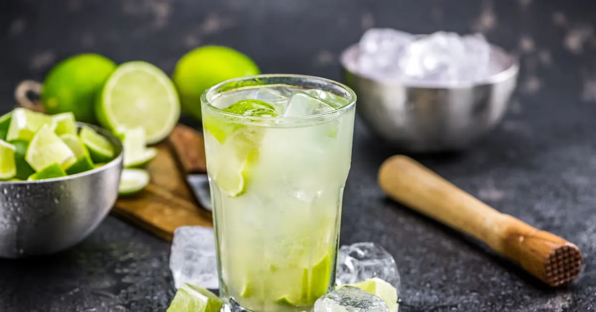 Caipirinha levava alho e mel antes da versão com açúcar e gelo