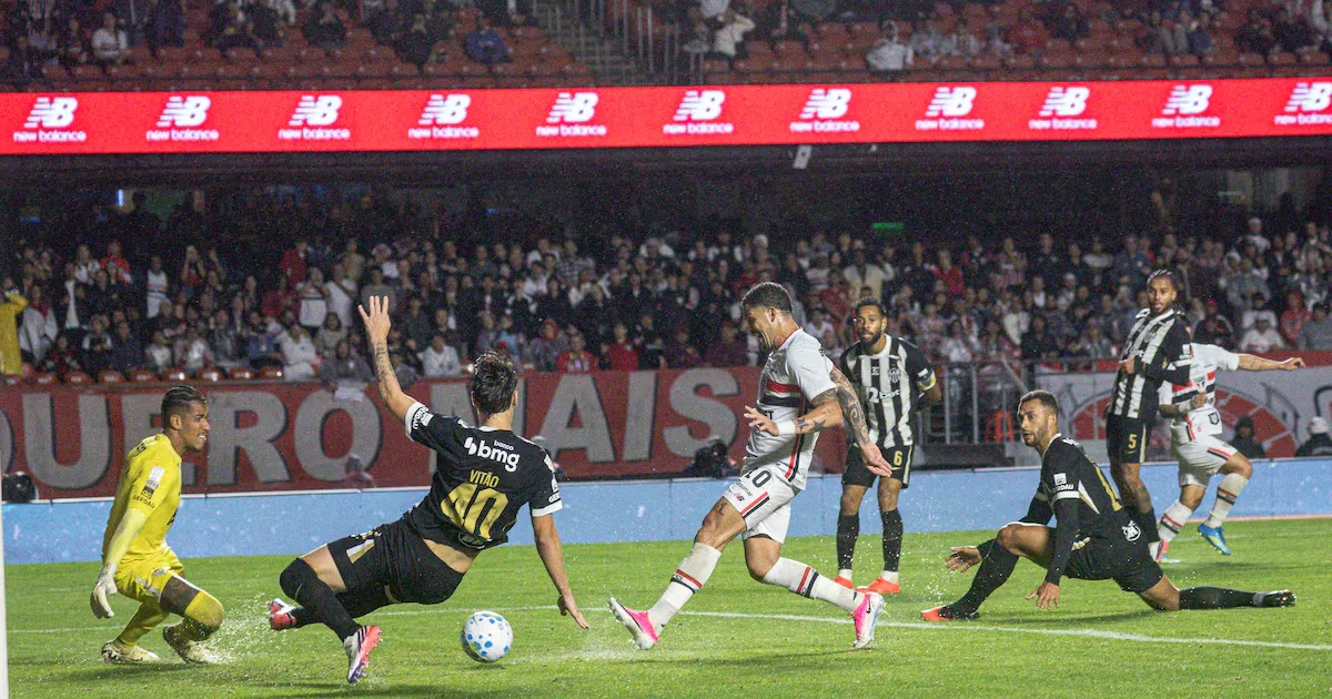 São Paulo vence Atlético-MG no MorumBis e chega a 33 pontos